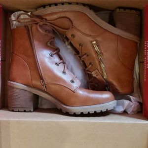 Womens Lace up boots 👢